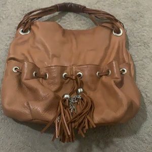 100% leather shoulder bag.